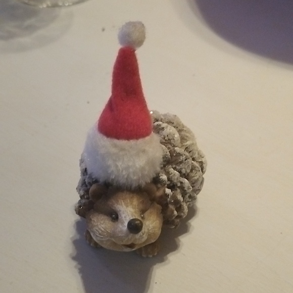 Porcupine statue wearing Santa hat. 79SC.25 - Picture 2 of 3